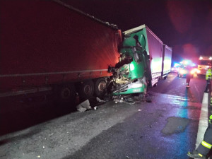 Za hrozivou havárií dvou kamionů na dálnici u Prostějova mohl mikrospánek jednoho z řidičů