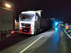 Za hrozivou havárií dvou kamionů na dálnici u Prostějova mohl mikrospánek jednoho z řidičů