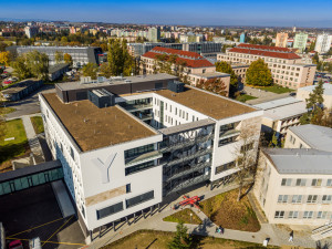 Fakultní nemocnice Olomouc zakázala kvůli covidu návštěvy na lůžkových odděleních