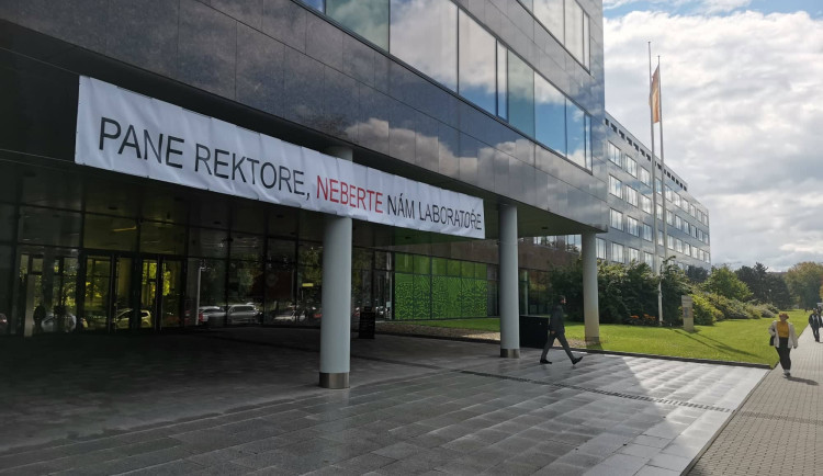 size3-16638368741812-124-stavka-na-univerzite-zatim-nebude-senat-neschvalil-rozdeleni-majetku-kvuli-superustavu