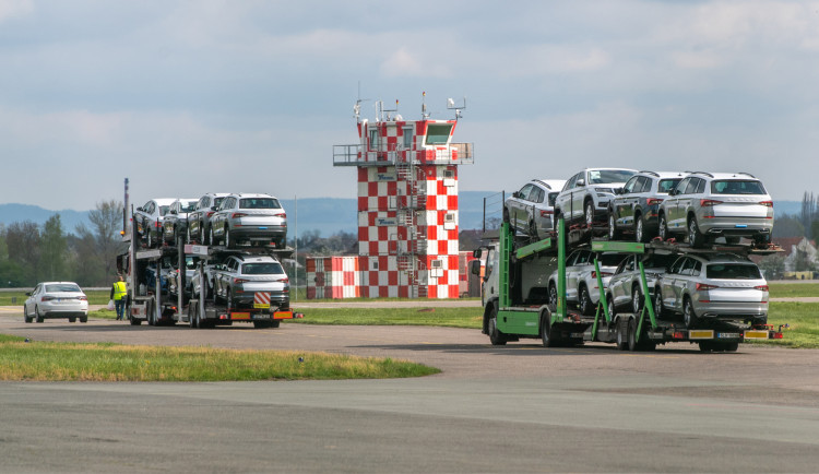 Škodovka si už stahuje některé nekompletní vozy odstavené na hradeckém letišti