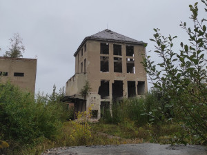 Tovární budova šla k zemi. Střelmistři z hasičského sboru pilovali práci s náložemi