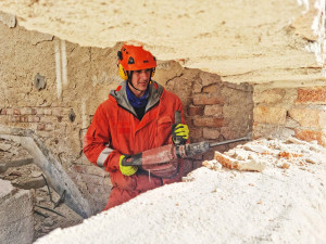 Tovární budova šla k zemi. Střelmistři z hasičského sboru pilovali práci s náložemi