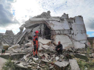 Tovární budova šla k zemi. Střelmistři z hasičského sboru pilovali práci s náložemi