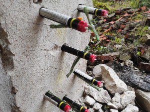 Tovární budova šla k zemi. Střelmistři z hasičského sboru pilovali práci s náložemi