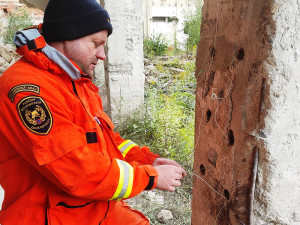 Tovární budova šla k zemi. Střelmistři z hasičského sboru pilovali práci s náložemi