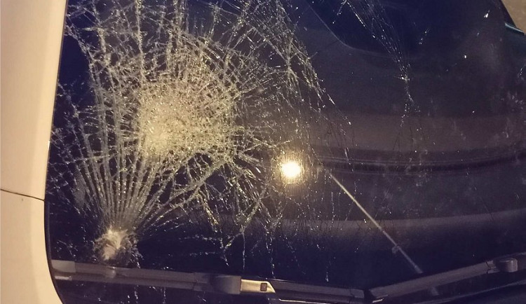 Recidivista házel na projíždějící auta beton a cihly. Skončil ve vazbě, hrozí mu deset let