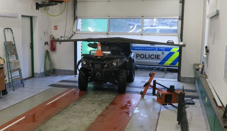Čtyřkolka vrazila do servisu v Jeseníku, nabourala auto a poničila zařízení. Řidič skončil v nemocnici