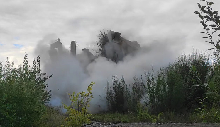 Tovární budova šla k zemi. Střelmistři z hasičského sboru pilovali práci s náložemi