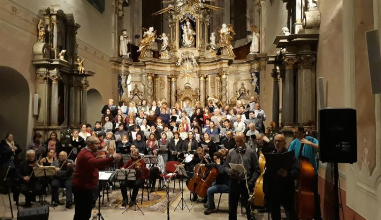 Šumperský vánoční sbor pod vedením Víta Rozehnala