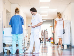 Nemocnice v Olomouckém kraji kvůli rostoucímu počtu nákaz koronavirem omezují návštěvy