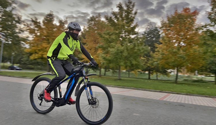 Hradečtí strážníci teď mají spadeno na kola i koloběžky