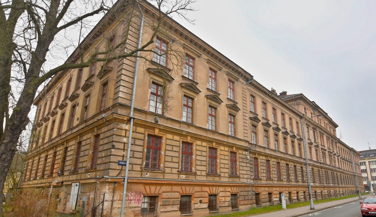 Vrbenského kasárna už nepatří městu, ale kraji. Obě strany se dohodly.