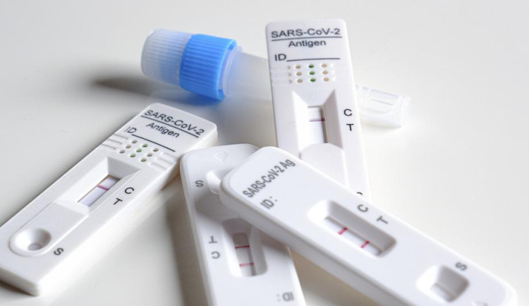 Počet nových nákaz koronavirem opět stoupá. Oproti loňsku až skoro trojnásobně