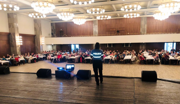 Policie seznamovala seniory s praktikami podvodníků. Lidé letos přišli o více než 5 milionů