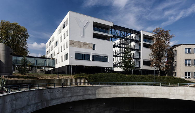 Fotovoltaika či energeticky pasivní budovy. Olomoucká nemocnice pracuje na úsporách dlouhodobě