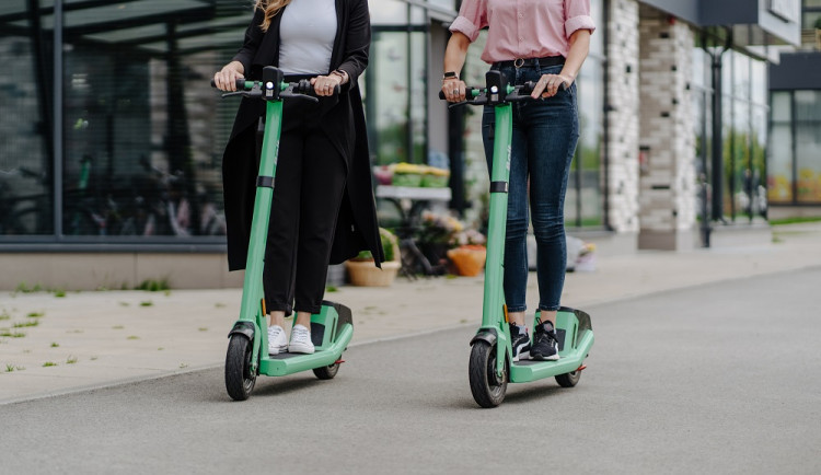 Koloběžka rovná se kolo, spousta lidí ale kašle na pravidla