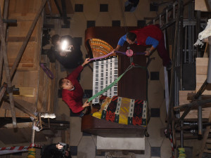 Do výšin chrámu svatého Mořice se vrátil hrací stůl unikátních varhan. Ovládá přes osm tisíc píšťal