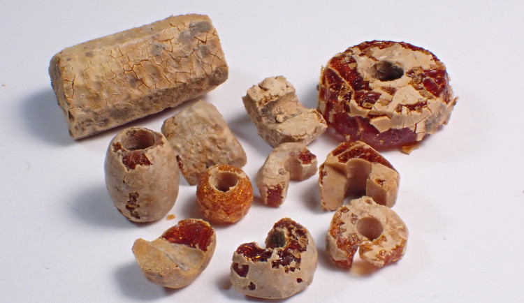 Archeologové u Němčic nad Hanou našli korálky z keltské jantarové dílny. Byla jediná na Moravě