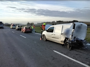 U Krčmaně havarovalo pět aut, dva lidé se zranili. Tah na Přerov byl ráno uzavřený