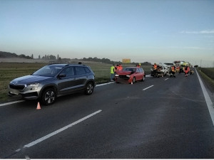 U Krčmaně havarovalo pět aut, dva lidé se zranili. Tah na Přerov byl ráno uzavřený