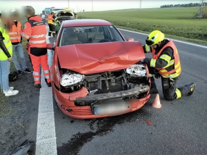 U Krčmaně havarovalo pět aut, dva lidé se zranili. Tah na Přerov byl ráno uzavřený