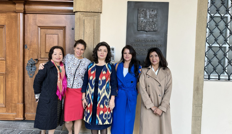 size3-16655103387649-241-elektrosoky-znasilneni-sterilizace-tri-prezivsi-promluvily-o-genocide-ujguru-v-cine