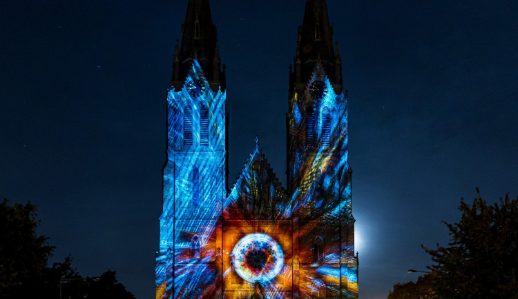 Signal Festival rozsvítil kostel na náměstí Míru. Jaký je program?