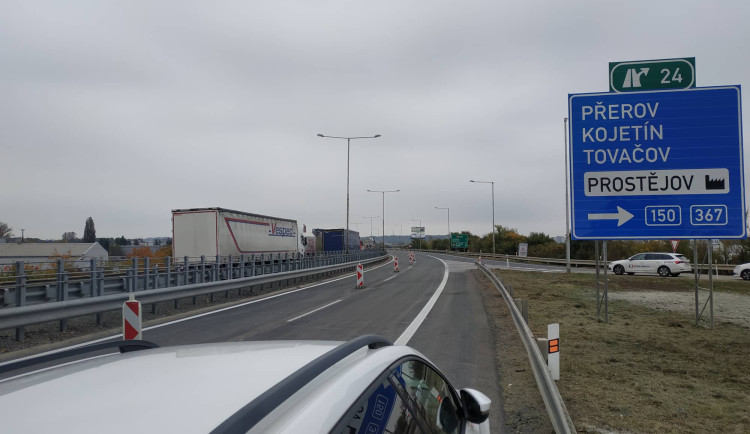 Konec kolon u Prostějova. Silničáři dokončili opravy sjezdu z dálnice a pro letošek i estakády