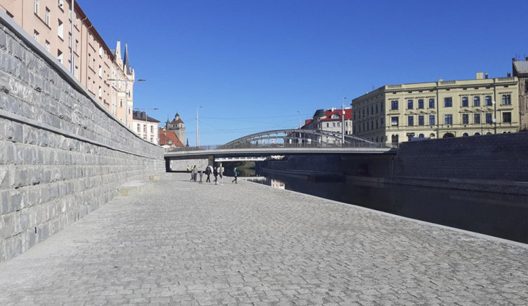 Olomoucká náplavka se otevřela k procházkám. Přestavba za tři čtvrtě miliardy má skončit v listopadu