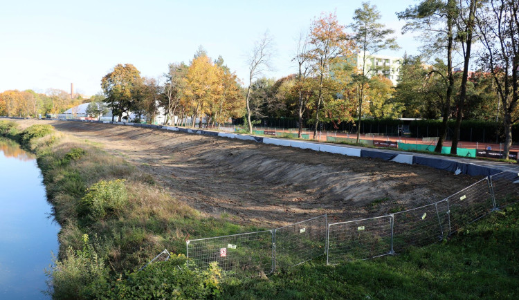 zídka u tenisových kurtůky. Relaxační zóna přijde na 900 tisíc korun