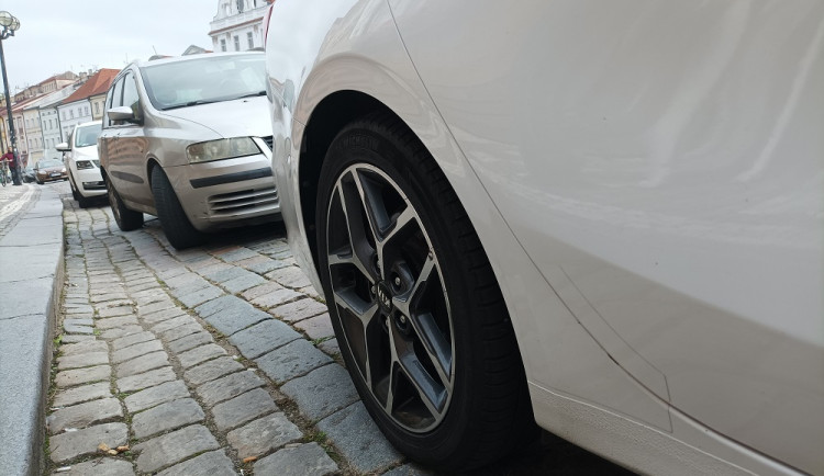 Některé pneuservisy ve východních Čechách dávají termín na přezutí až na listopad