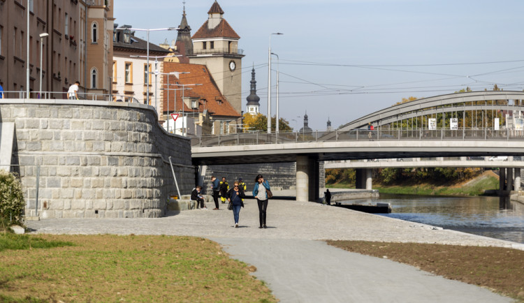 FOTOGALERIE: Olomoucká náplavka je po kolaudaci otevřená. Stavba u Moravy ještě pokračuje