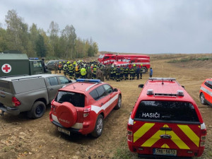 Stovky hasičů a stříkačky Triton a Titan: Vojenský újezd u Prostějova hostil speciální cvičení