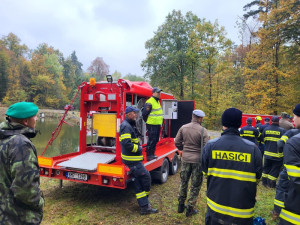 Stovky hasičů a stříkačky Triton a Titan: Vojenský újezd u Prostějova hostil speciální cvičení