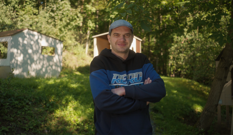 size3-16660428412701-139-cim-vic-kreativitu-skadlite-tim-vic-se-dere-ven-rika-architekt-a-autor-zahradnich-domku-pro-deti