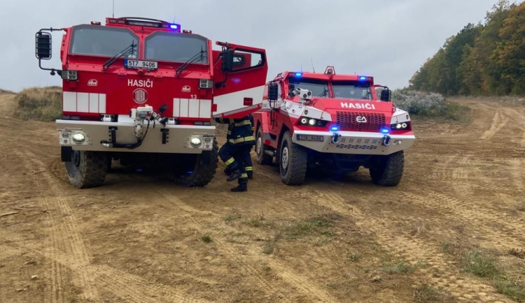 Stovky hasičů a stříkačky Triton a Titan: Vojenský újezd u Prostějova hostil speciální cvičení