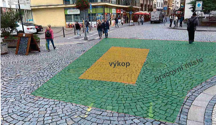 Havárka potrubí zastavila řidiče v centru Náchoda, stavaři chvátají s opravou