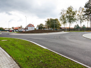 Nový kruhový objezd v Určicích nahradí nepřehlednou křižovatku. Průjezd bude plynulejší