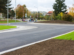 Nový kruhový objezd v Určicích nahradí nepřehlednou křižovatku. Průjezd bude plynulejší