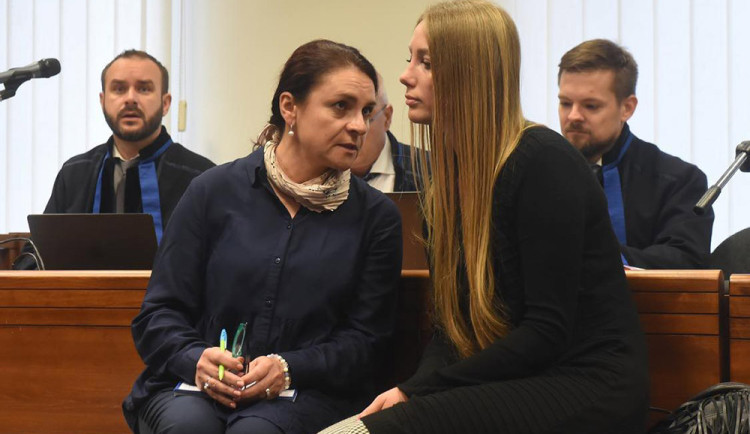 Karolína Kordysová (vpravo) si u olomouckého vrchního soudu vyslechla rozsudek, který jí trest ve vězení prodloužil o dva a půl roku
