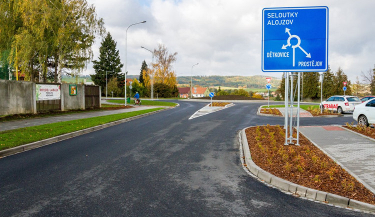 Nový kruhový objezd v Určicích nahradí nepřehlednou křižovatku. Průjezd bude plynulejší