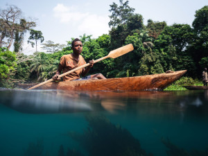 Přírodovědec v Africe zachraňuje slony. Jeho nový film The Elephangelist má premiéru v Olomouci