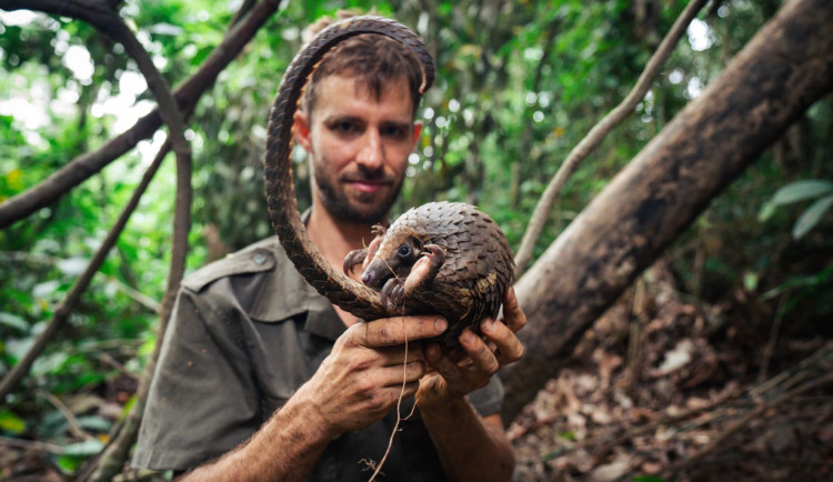 Přírodovědec v Africe zachraňuje slony. Jeho nový film The Elephangelist má premiéru v Olomouci