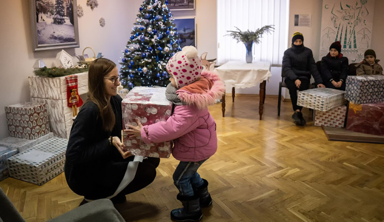 Charita sbírá vánoční balíčky pro děti z Ukrajiny. Často je to jejich jediný dárek, říká koordinátorka