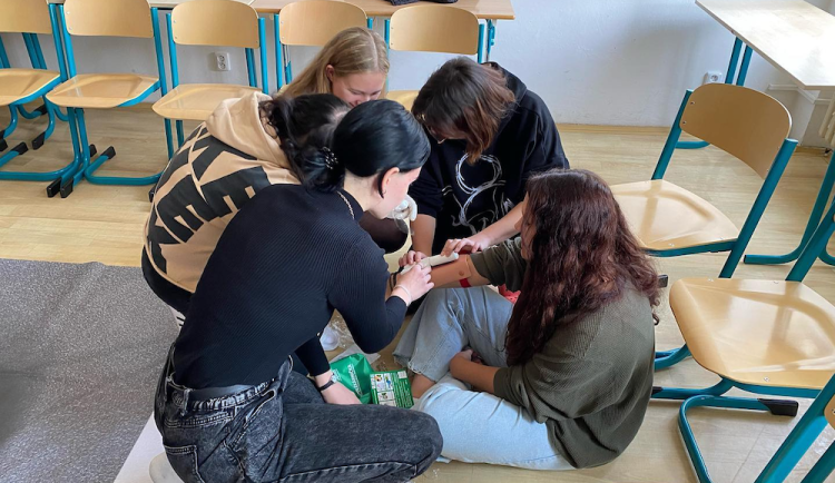 size3-16662548370339-103-studenti-zachranuji-zivoty-pri-stretu-osobniho-auta-s-kolobezkarem-neumirej-zbytecne