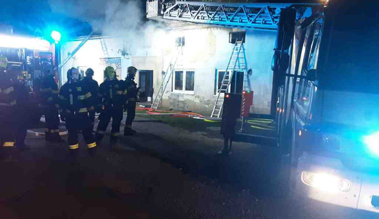 Noční útěk z domu: plameny pohltily střechu domu na Přerovsku