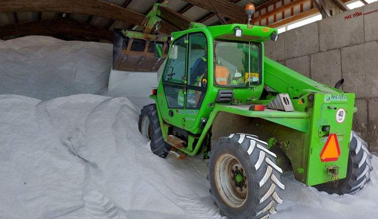 Díky aplikaci budou řidiči během zimy v Královéhradeckém kraji v obraze, kdy byl jaký úsek ošetřen