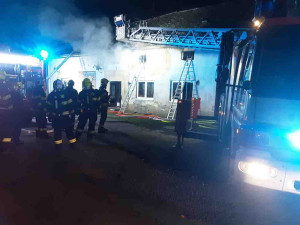 Noční útěk z domu: plameny pohltily střechu domu na Přerovsku