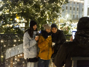 Punče, zářící strom i děsivý pochod krampus čertů: vánoční trhy v Olomouci se blíží